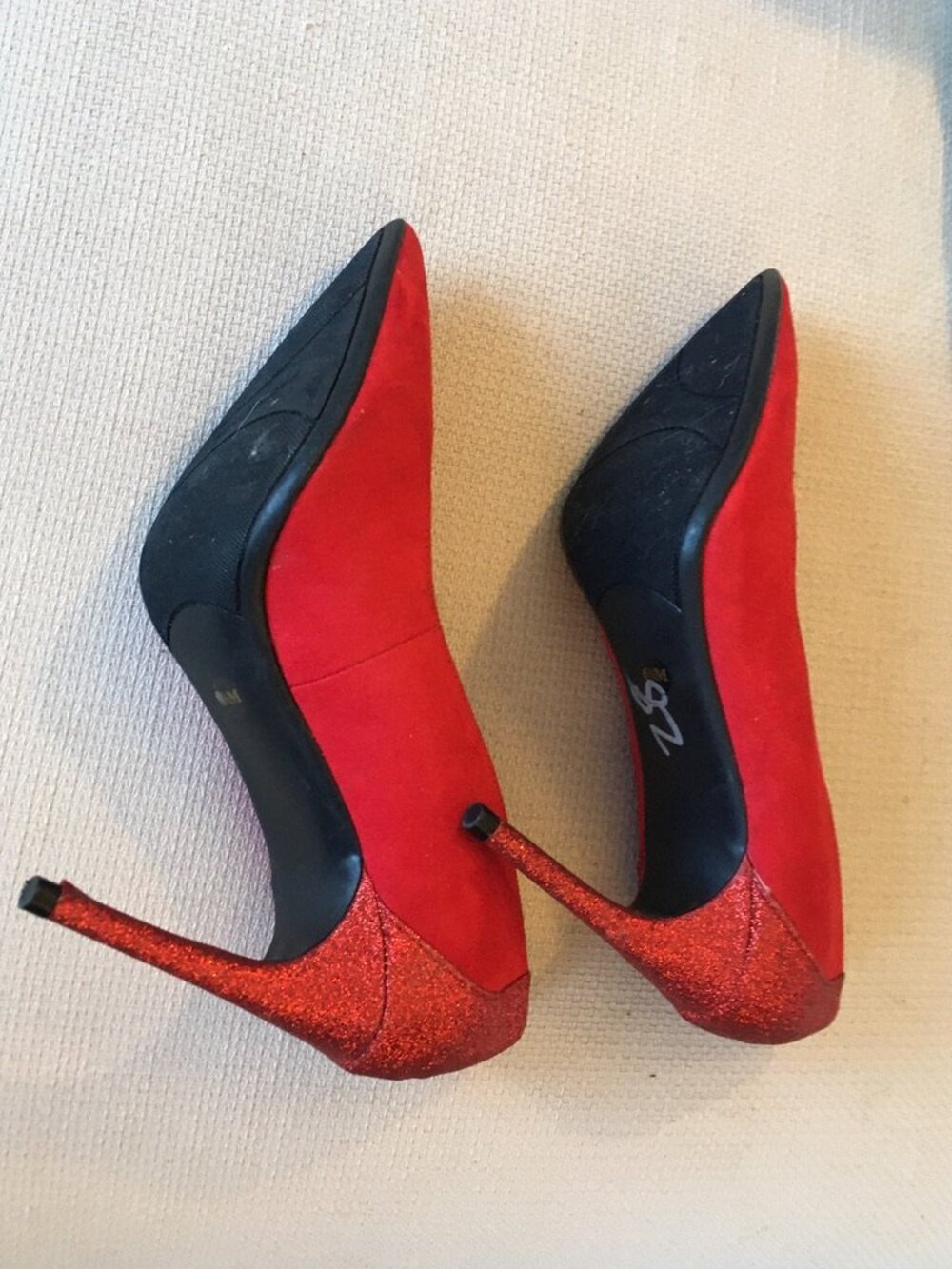 Dramatic Marc Fisher Red Suede Pointy Stilettoes with Glitter Back Sz 6 1/2 M - Picture 5 of 7